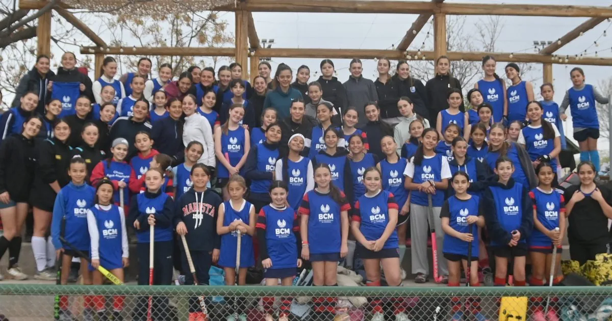 Agustina Albertario dictó una clínica solidaria de hockey en Mendoza