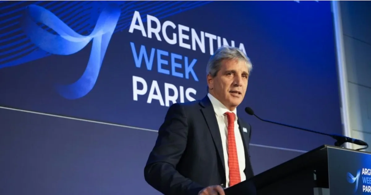 Caputo en París: "No estamos en recesión, estamos creciendo menos"