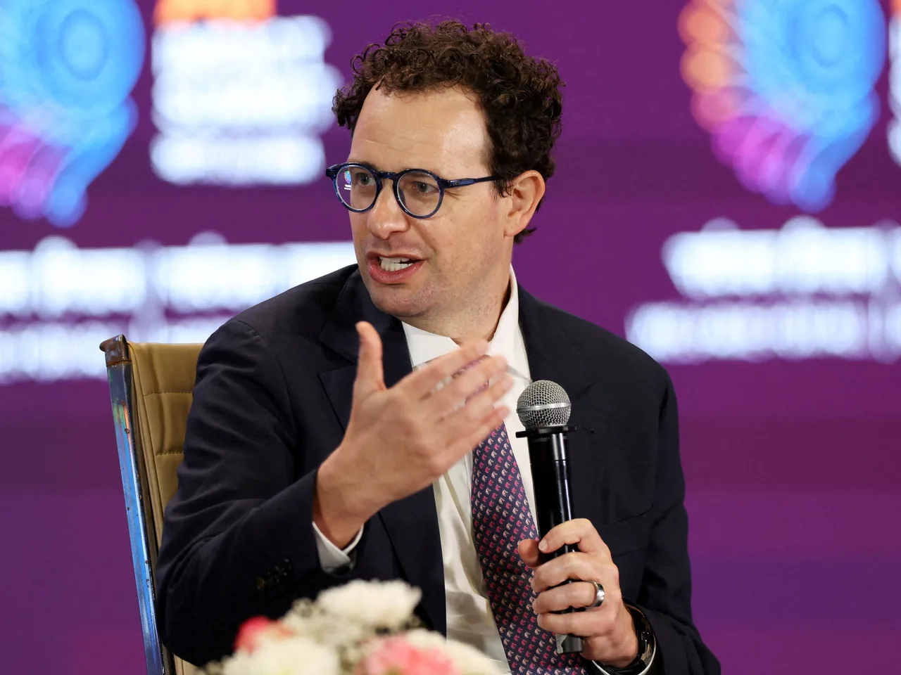 Dario Amodei pide desacelerar la IA y recibe apoyo de Sam Altman y Elon Musk