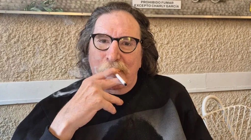 Charly García almorzó en Colegiales y recibió un homenaje a su estilo