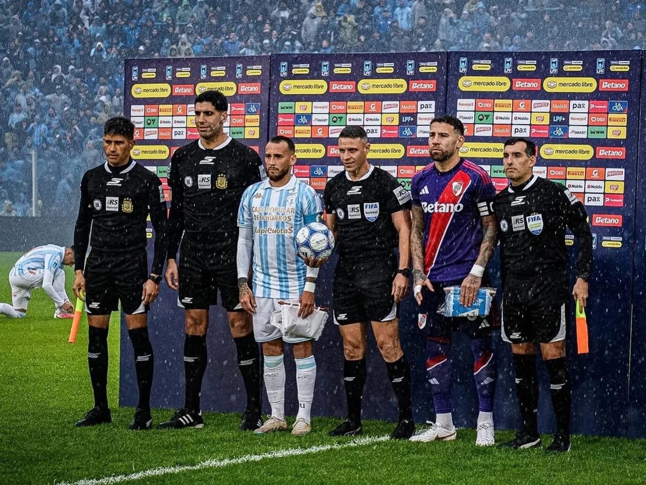 El curioso gesto del árbitro Gariano en el gol de Almada ante Atlético Tucumán