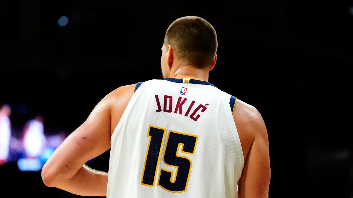 Jokic sorprende con un pase de fantasía en la pretemporada