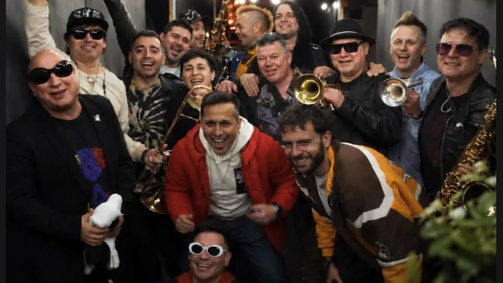 La Mosca y Los Caligaris lanzan "Baila para mí" en vivo
