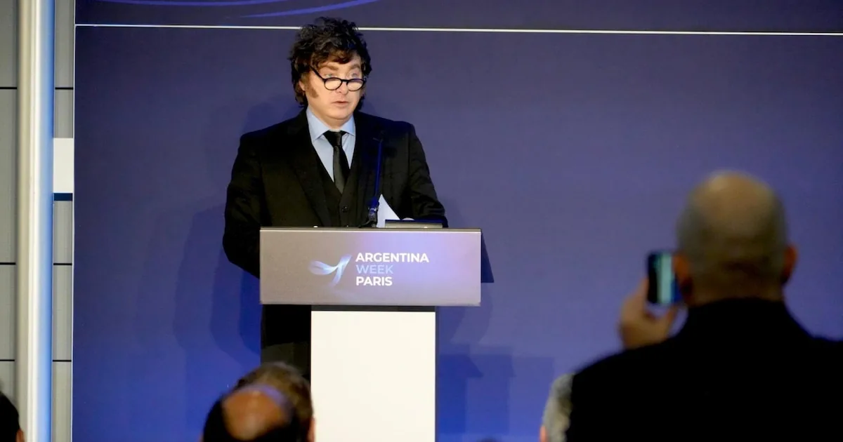 Milei dijo en París que cuenta con "una bazuca" de USD 75.000 millones para enfrentar "intentos desestabilizadores y golpistas"