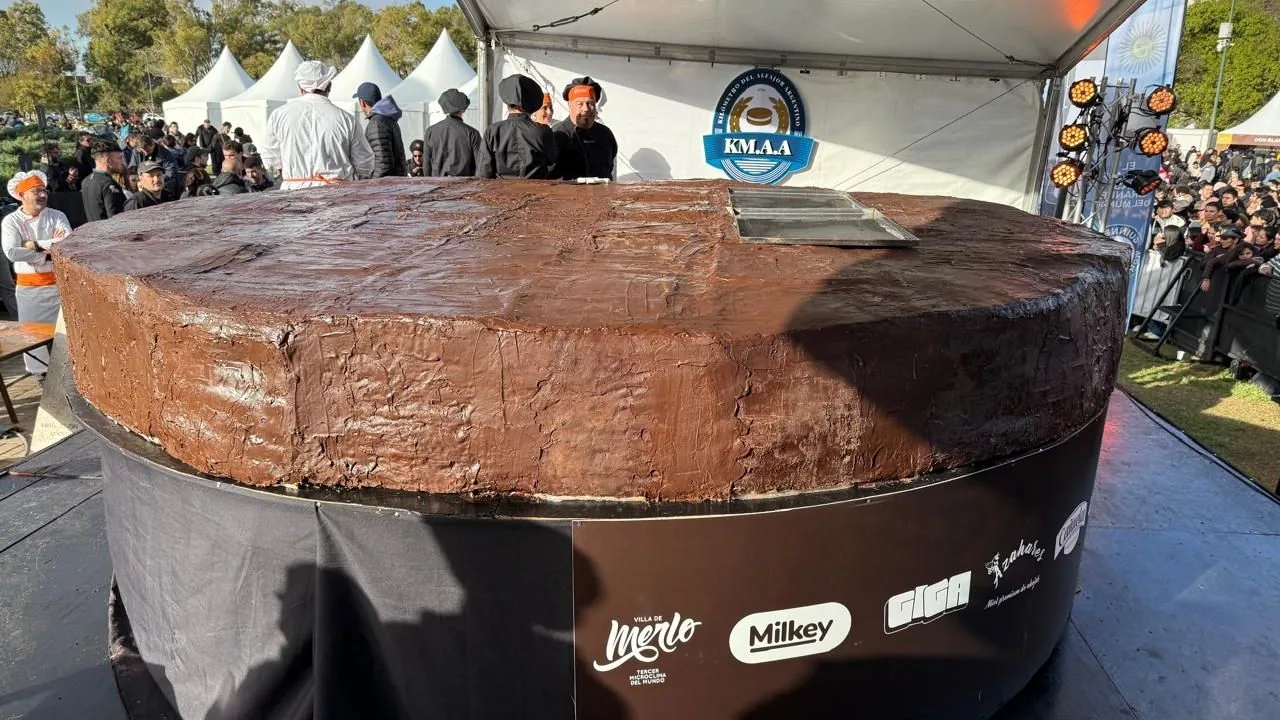 Milkey y el dulce de leche chivilcoyano en el alfajor más grande del mundo