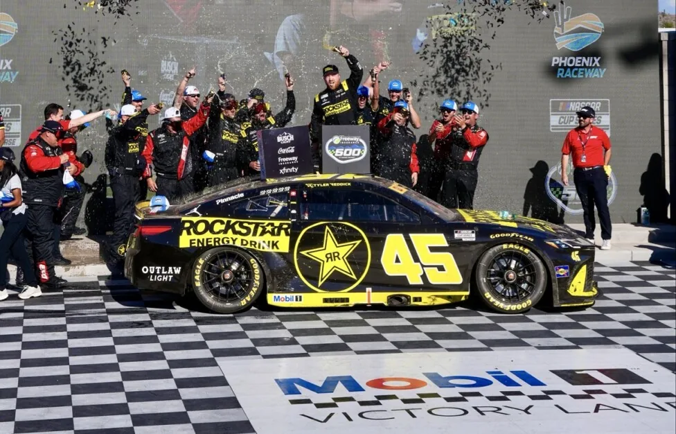 Reddick se impone en Phoenix y Larson abandona tras un problema en una goma