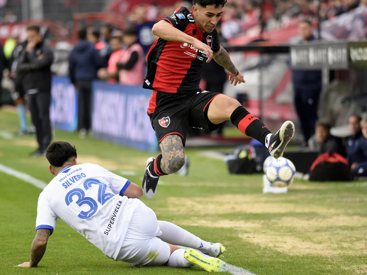 Newell's y Vélez igualaron en un duelo de atajadas y golazos