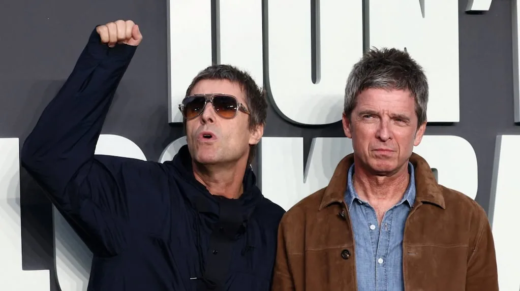 Oasis sorprendió con un impactante mensaje de drones en Manchester y crecen los rumores de una nueva gira mundial