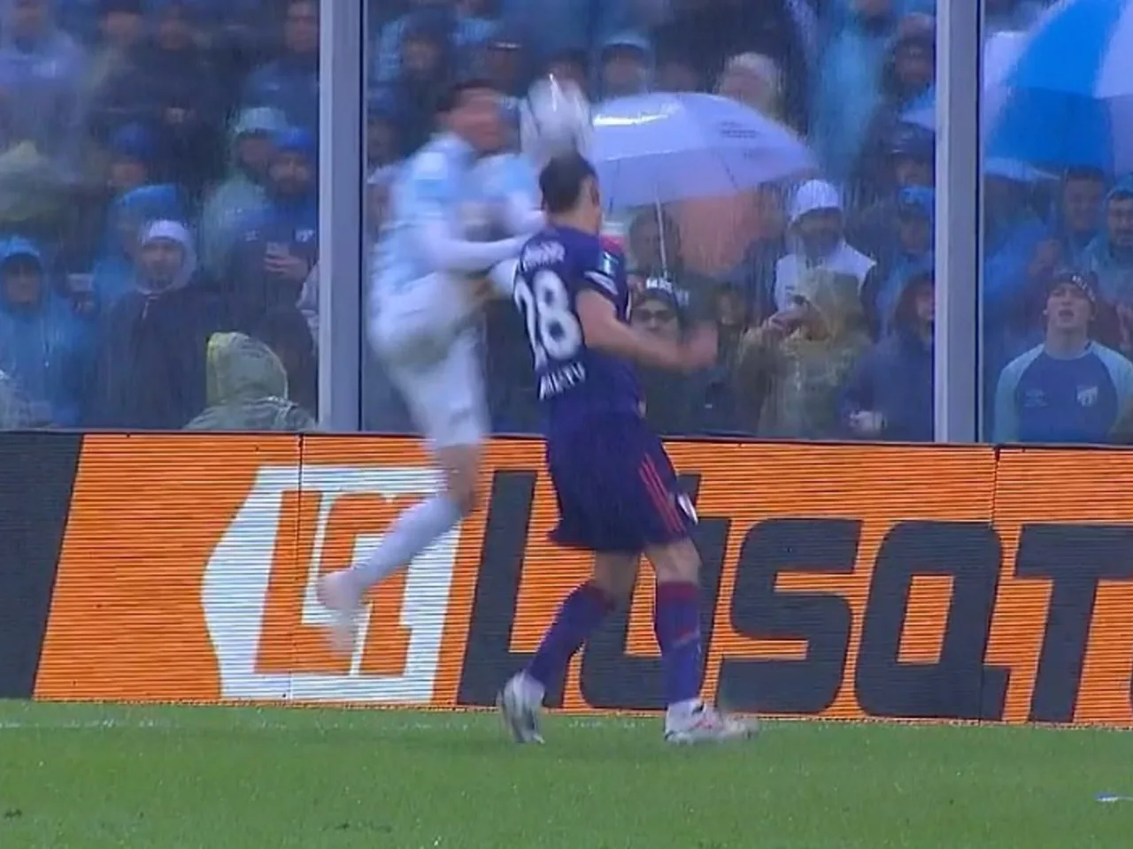 Patadón a Martínez Quarta y expulsión en Atlético Tucumán