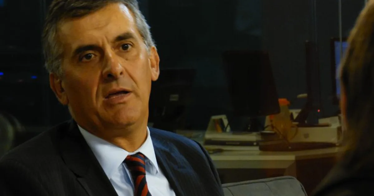 Polémica propuesta de un economista: cobrar impuestos a la compra de dólares