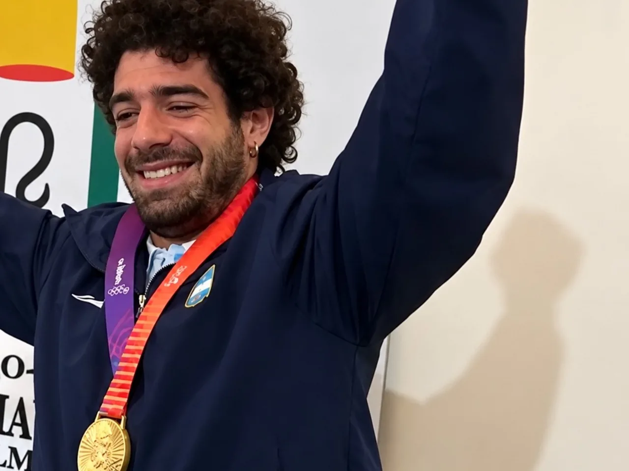 Ganó el oro en los Suramericanos y sorprendió a sus alumnos con la medalla